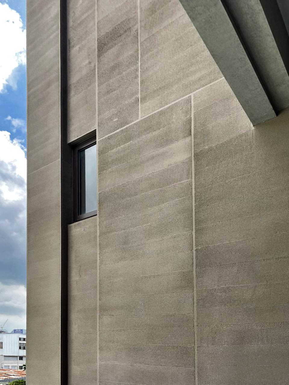 懿德發廠房側牆使用GR工法，表現出細緻立體條紋，遠看有特殊的自然漸層。