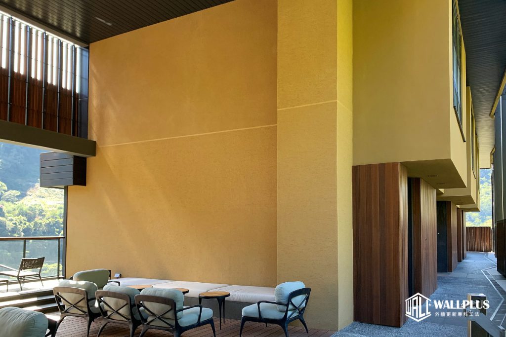 虹夕諾雅谷關溫泉渡假村牆面以GR工法呈現有自然手拉立體紋理的質感，讓溫暖大地色的牆面有細節上的變化。